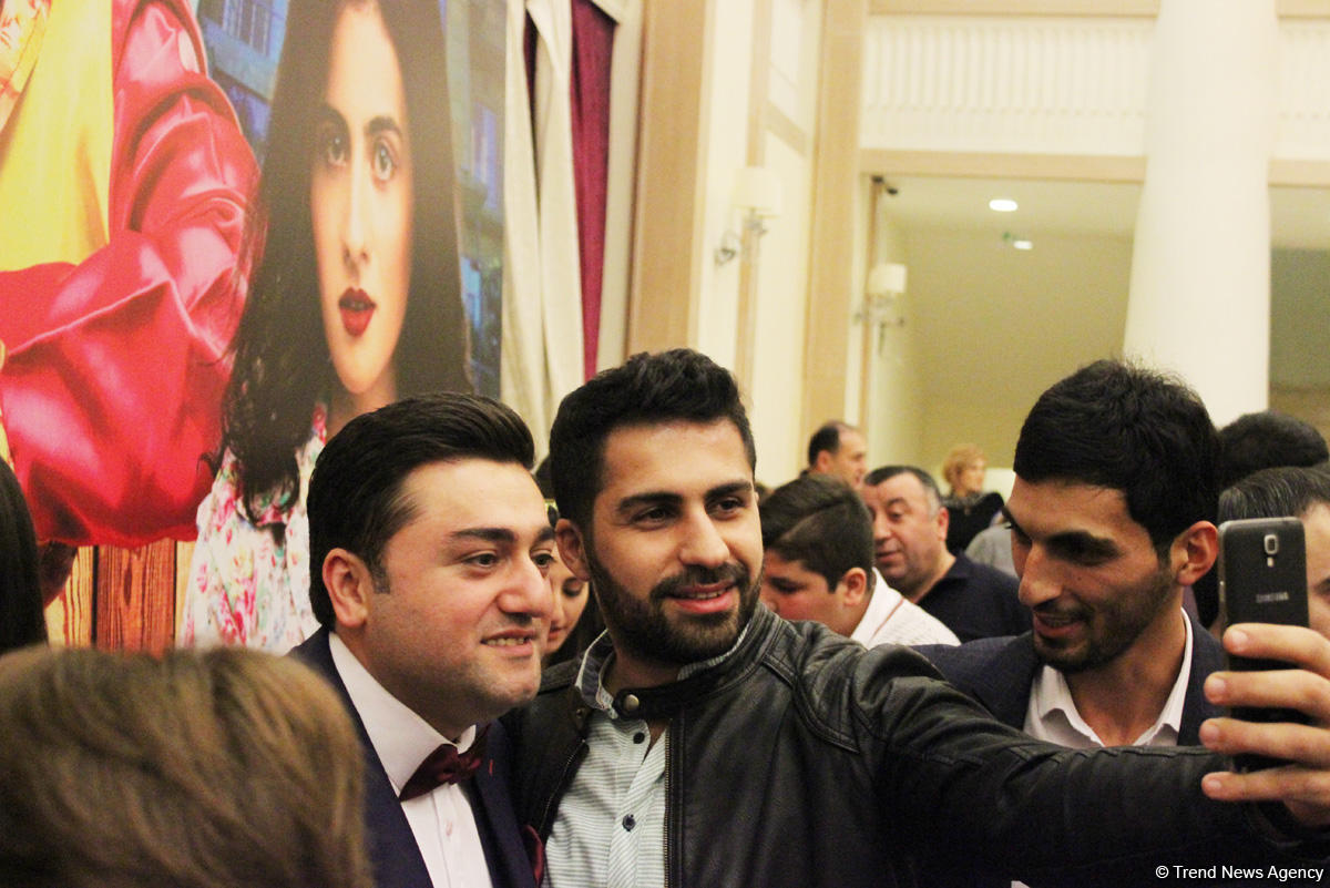 Приключения клоунов в 40-градусную жару: Гала-вечер фильма "Игра в прятки" в Баку (ФОТО)