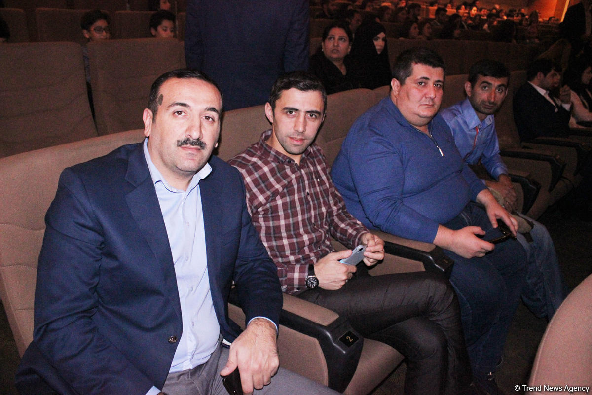 Приключения клоунов в 40-градусную жару: Гала-вечер фильма "Игра в прятки" в Баку (ФОТО)