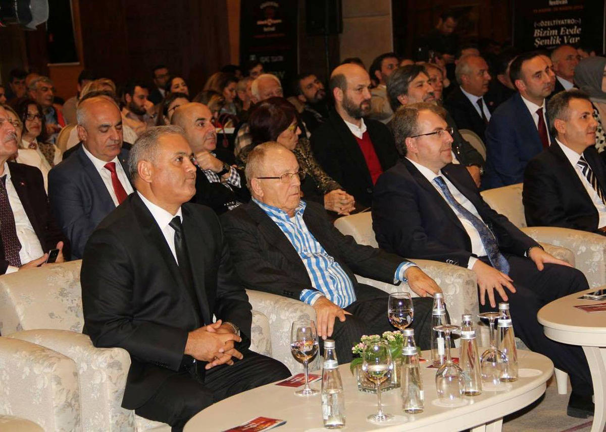 Директор Бакинского детского театра награжден в Турции (ФОТО)