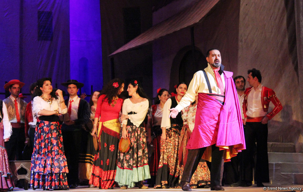 Триумф Эльчина Азизова: знойные испанские страсти на бакинской сцене (ФОТО)