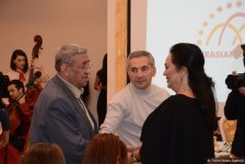 Робер Оссейн и Тюркан Шорай удостоены в Баку премии "Легенда Евразии" (ФОТО)