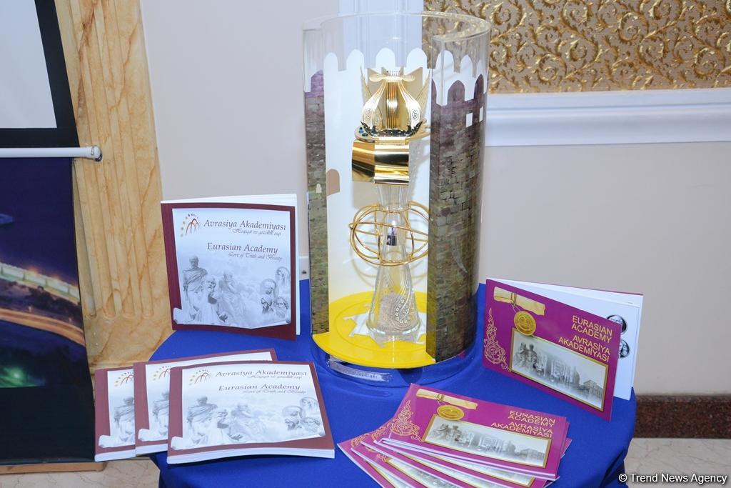 Робер Оссейн и Тюркан Шорай удостоены в Баку премии "Легенда Евразии" (ФОТО)