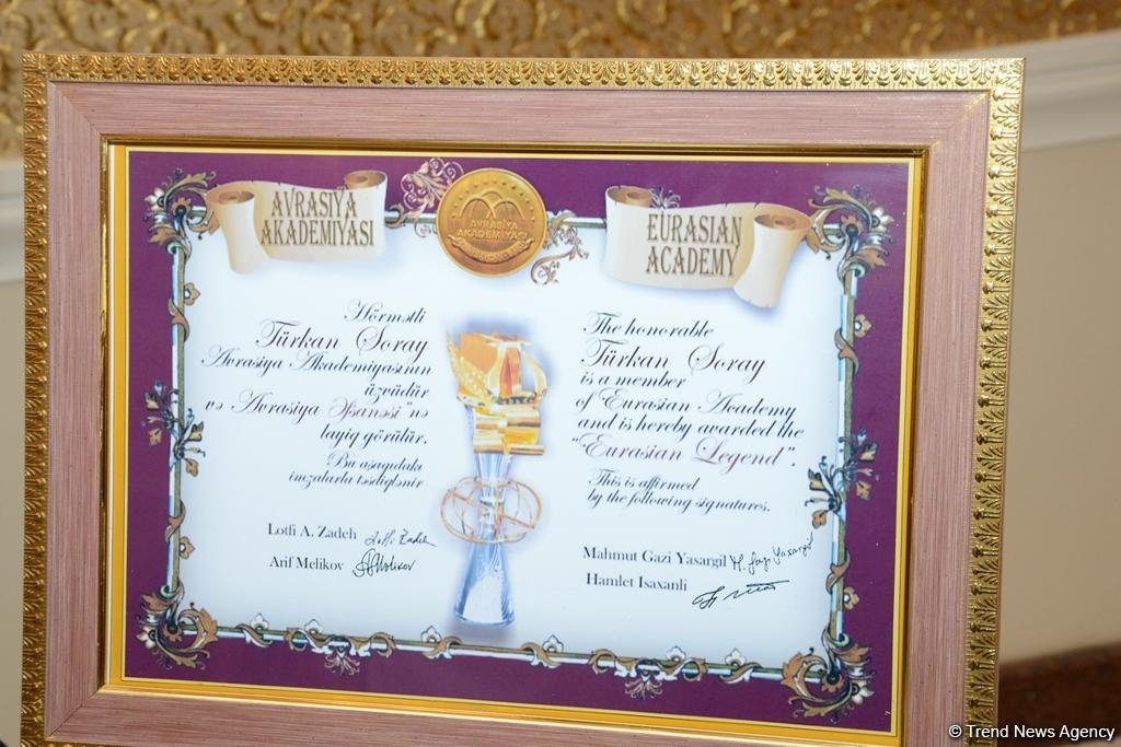Робер Оссейн и Тюркан Шорай удостоены в Баку премии "Легенда Евразии" (ФОТО)