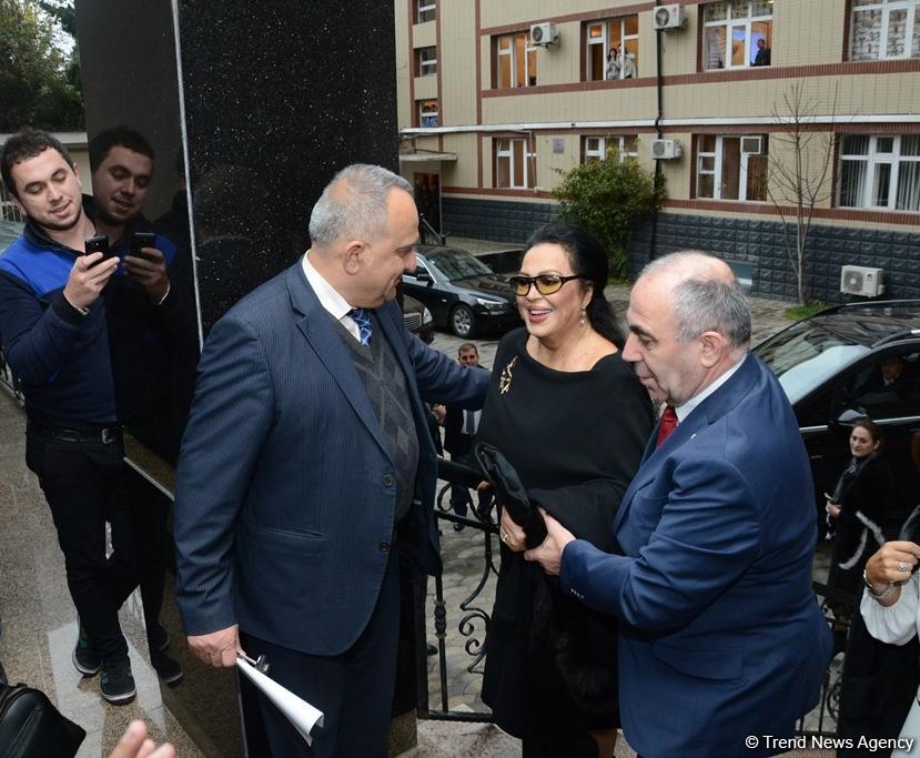 Робер Оссейн и Тюркан Шорай удостоены в Баку премии "Легенда Евразии" (ФОТО)