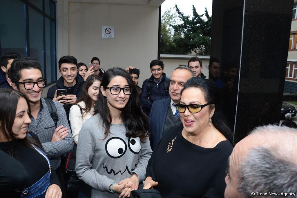 Робер Оссейн и Тюркан Шорай удостоены в Баку премии "Легенда Евразии" (ФОТО)