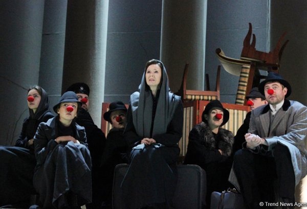 Лепестки роз для бакинцев, или Русский роман о любви и трагедии (ФОТО)