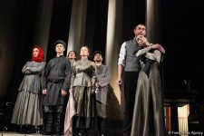 Лепестки роз для бакинцев, или Русский роман о любви и трагедии (ФОТО)