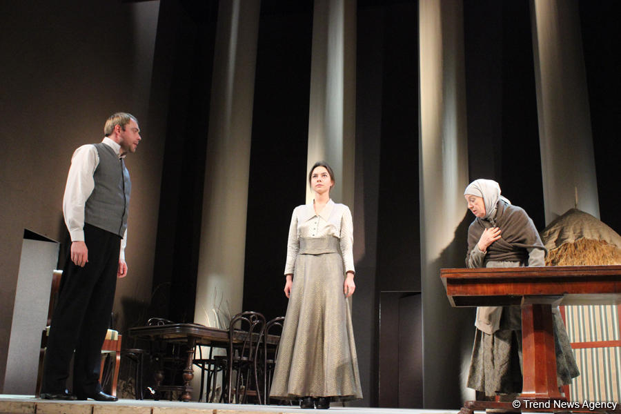 Лепестки роз для бакинцев, или Русский роман о любви и трагедии (ФОТО)