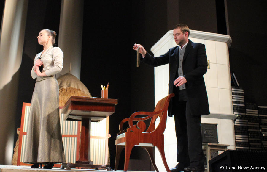 Лепестки роз для бакинцев, или Русский роман о любви и трагедии (ФОТО)