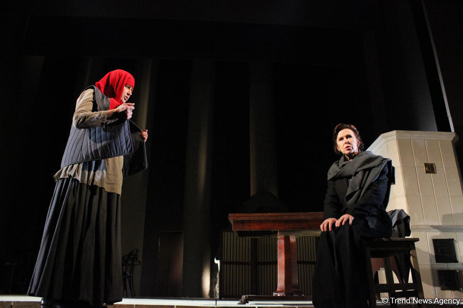 Лепестки роз для бакинцев, или Русский роман о любви и трагедии (ФОТО)