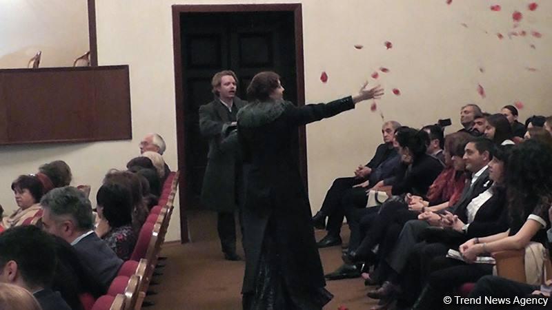 Лепестки роз для бакинцев, или Русский роман о любви и трагедии (ФОТО)