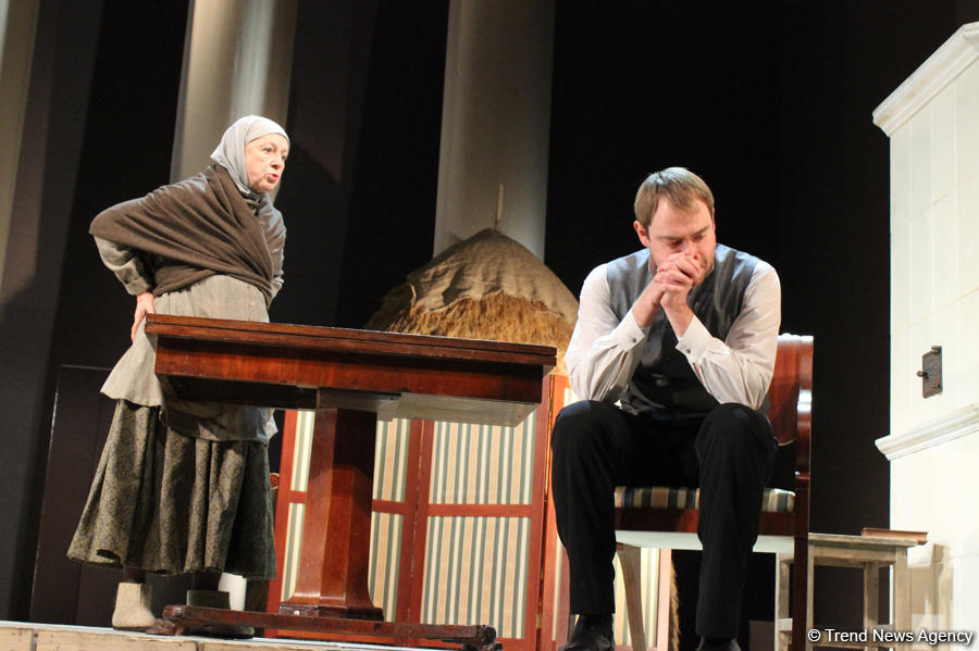 Лепестки роз для бакинцев, или Русский роман о любви и трагедии (ФОТО)