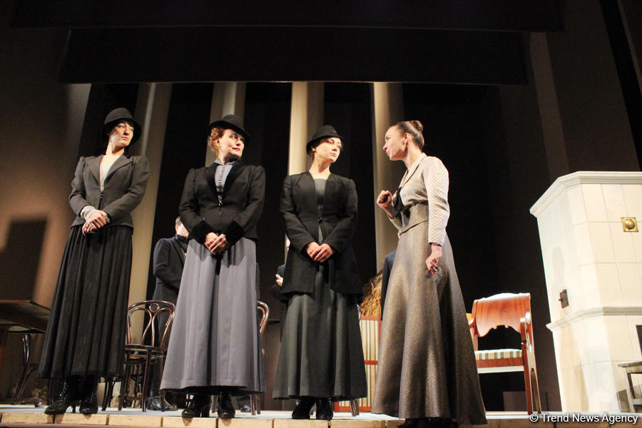 Лепестки роз для бакинцев, или Русский роман о любви и трагедии (ФОТО)