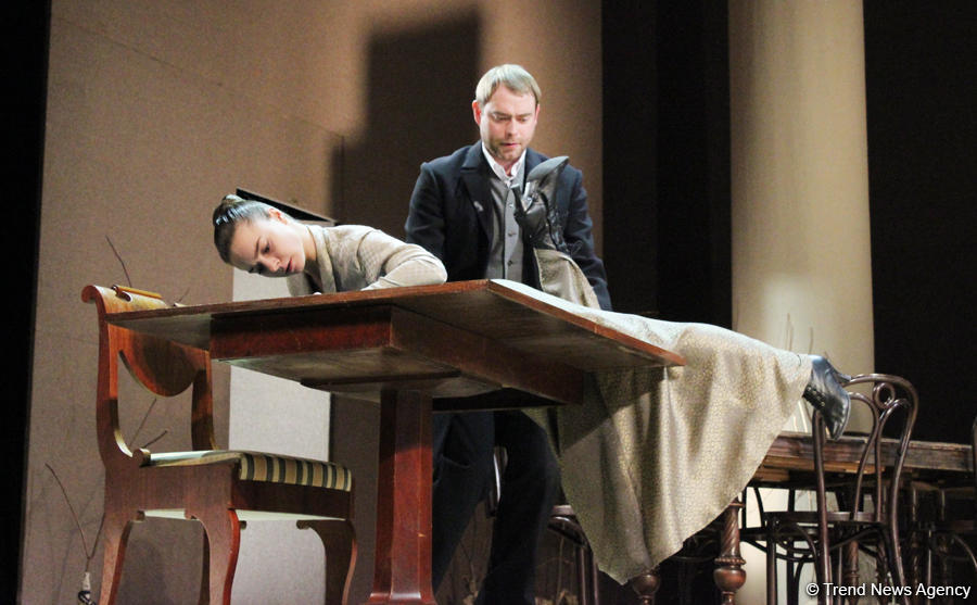 Лепестки роз для бакинцев, или Русский роман о любви и трагедии (ФОТО)