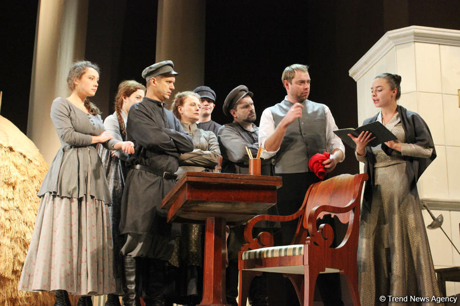 Лепестки роз для бакинцев, или Русский роман о любви и трагедии (ФОТО)