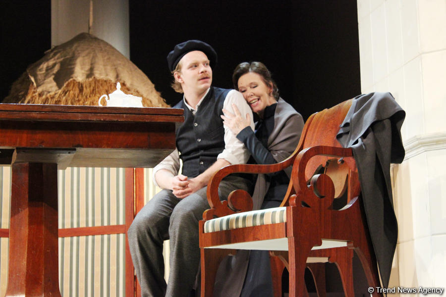 Лепестки роз для бакинцев, или Русский роман о любви и трагедии (ФОТО)