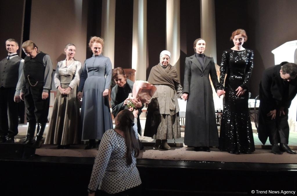 Лепестки роз для бакинцев, или Русский роман о любви и трагедии (ФОТО)