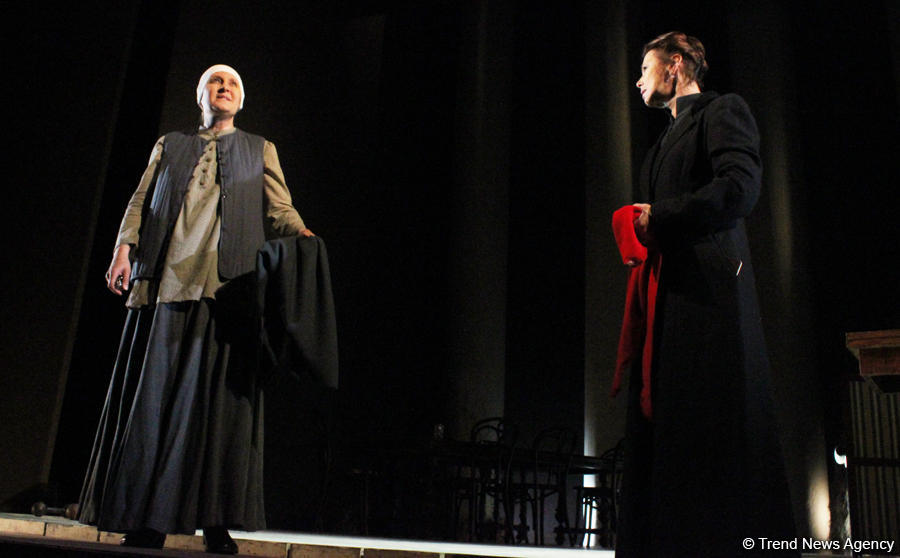 Лепестки роз для бакинцев, или Русский роман о любви и трагедии (ФОТО)