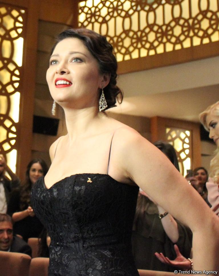 Ажиотаж и восторг: Озджан Дениз и Нургюль Ешилчай презентовали в Баку новый фильм (ФОТО)