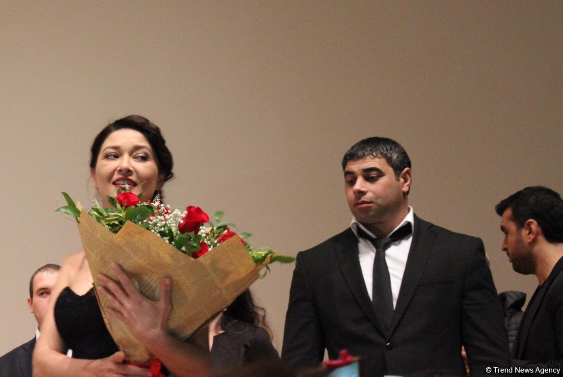 Ажиотаж и восторг: Озджан Дениз и Нургюль Ешилчай презентовали в Баку новый фильм (ФОТО)