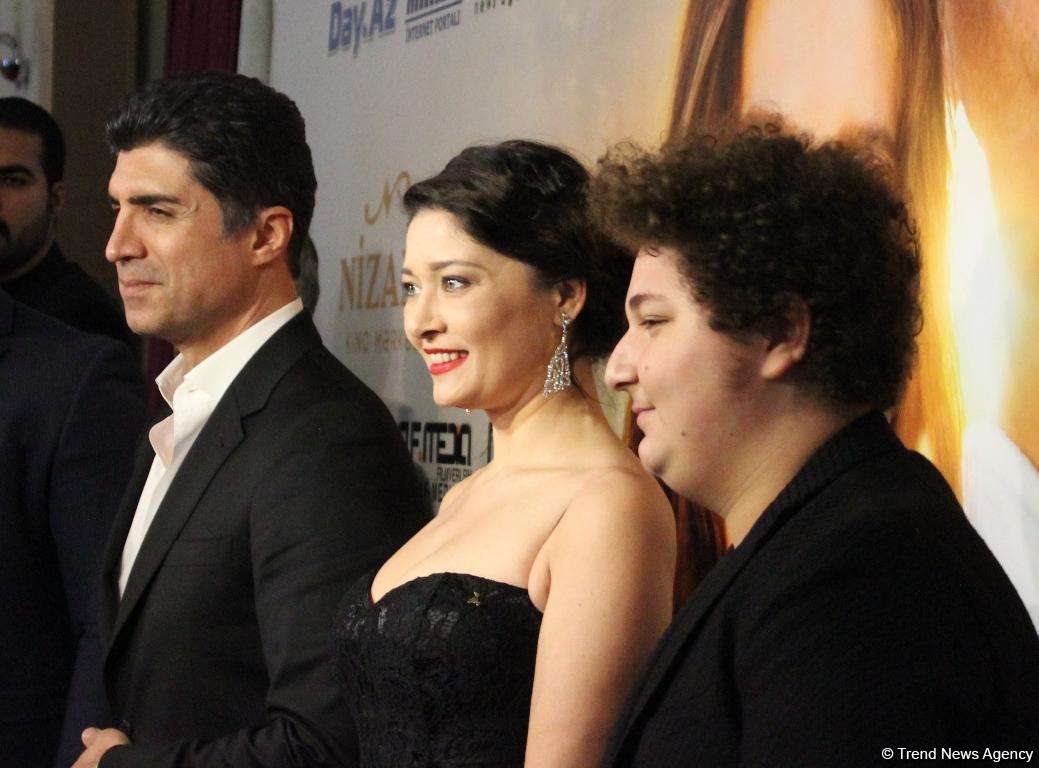 Ажиотаж и восторг: Озджан Дениз и Нургюль Ешилчай презентовали в Баку новый фильм (ФОТО)