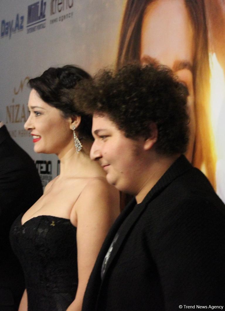 Ажиотаж и восторг: Озджан Дениз и Нургюль Ешилчай презентовали в Баку новый фильм (ФОТО)