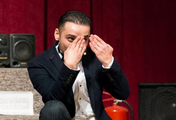 Лестница юмора Самандара Рзаева: "Мама не дала мне погреться в лучах славы" (ФОТО)