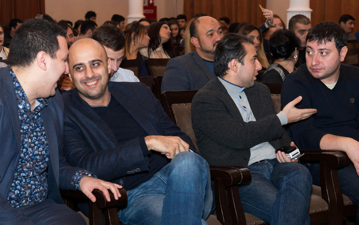 Лестница юмора Самандара Рзаева: "Мама не дала мне погреться в лучах славы" (ФОТО)