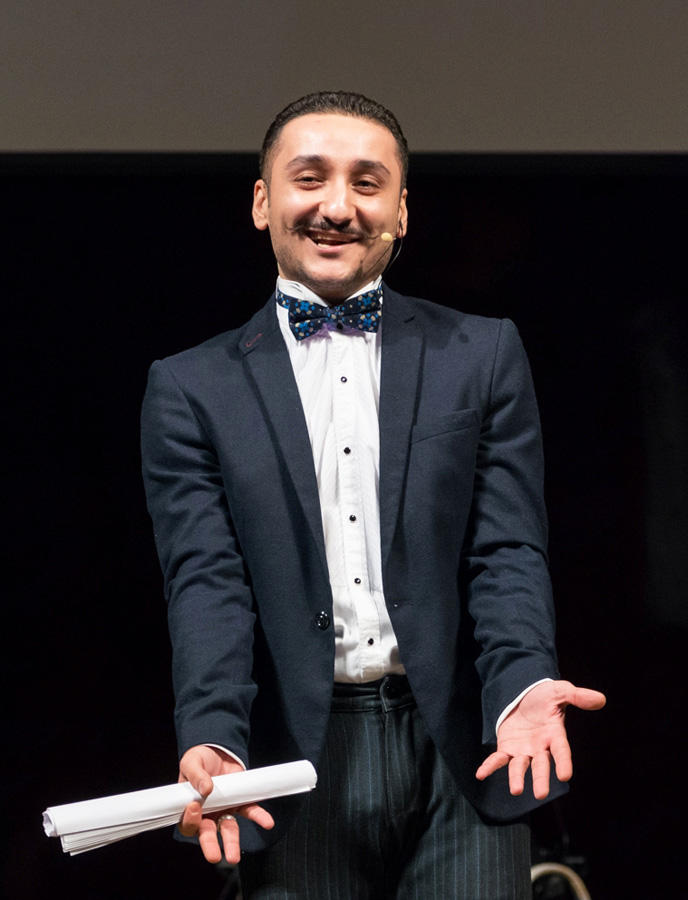 Лестница юмора Самандара Рзаева: "Мама не дала мне погреться в лучах славы" (ФОТО)