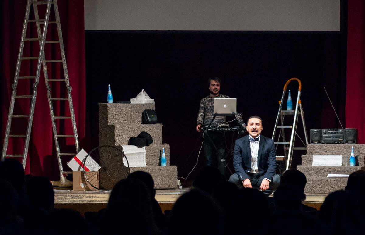 Лестница юмора Самандара Рзаева: "Мама не дала мне погреться в лучах славы" (ФОТО)