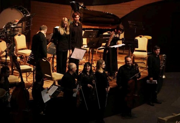 Необычный концерт в Баку: музыканты на сцене и в зале (ФОТО)