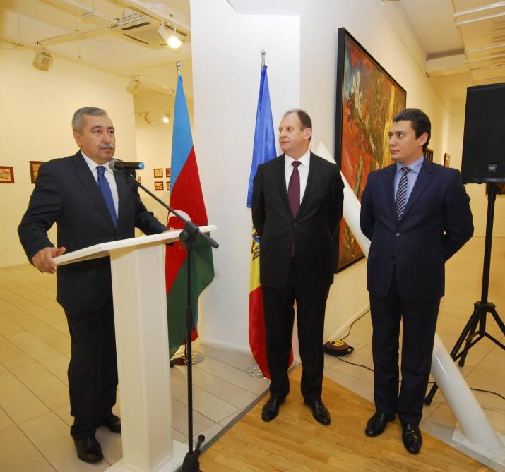 "Nostalgia, pluralia tantum": в Баку открылась выставка известного молдавского художника (ФОТО)