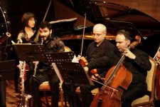 Необычный концерт в Баку: музыканты на сцене и в зале (ФОТО)