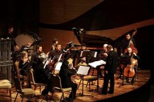 Необычный концерт в Баку: музыканты на сцене и в зале (ФОТО)