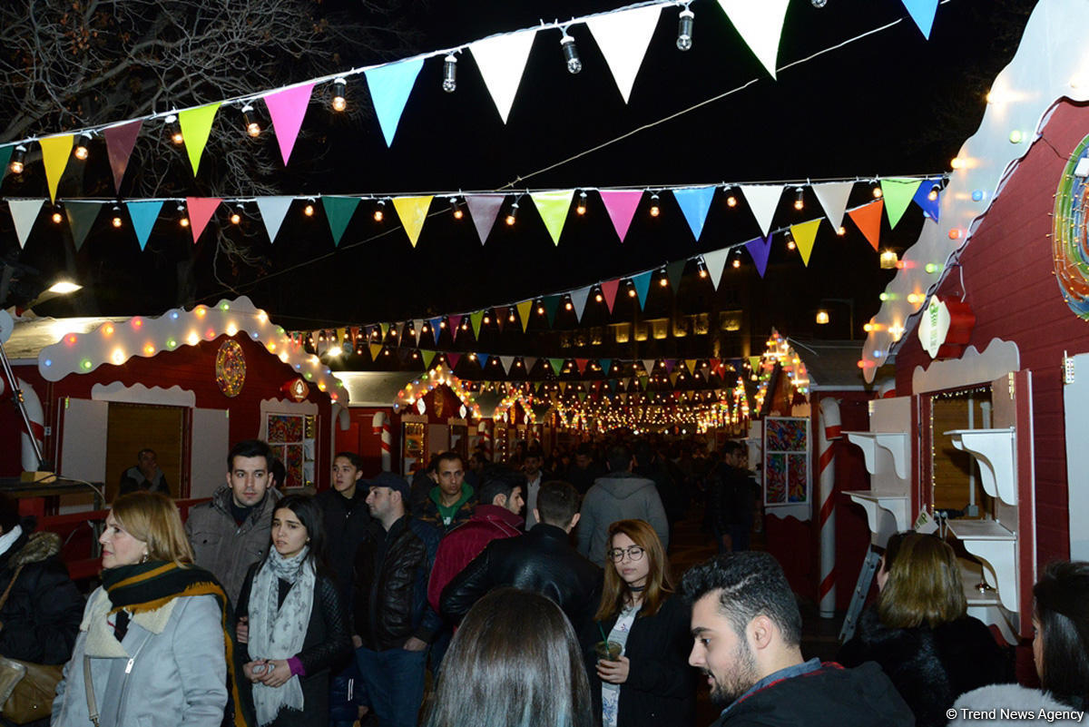 В Баку открылась благотворительная ярмарка "Холодные руки - горячее сердце" (ФОТО)