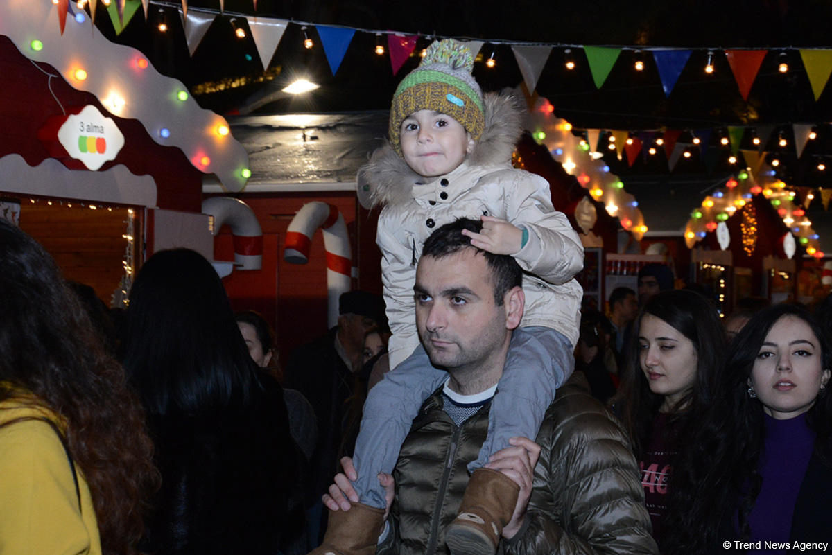 В Баку открылась благотворительная ярмарка "Холодные руки - горячее сердце" (ФОТО)