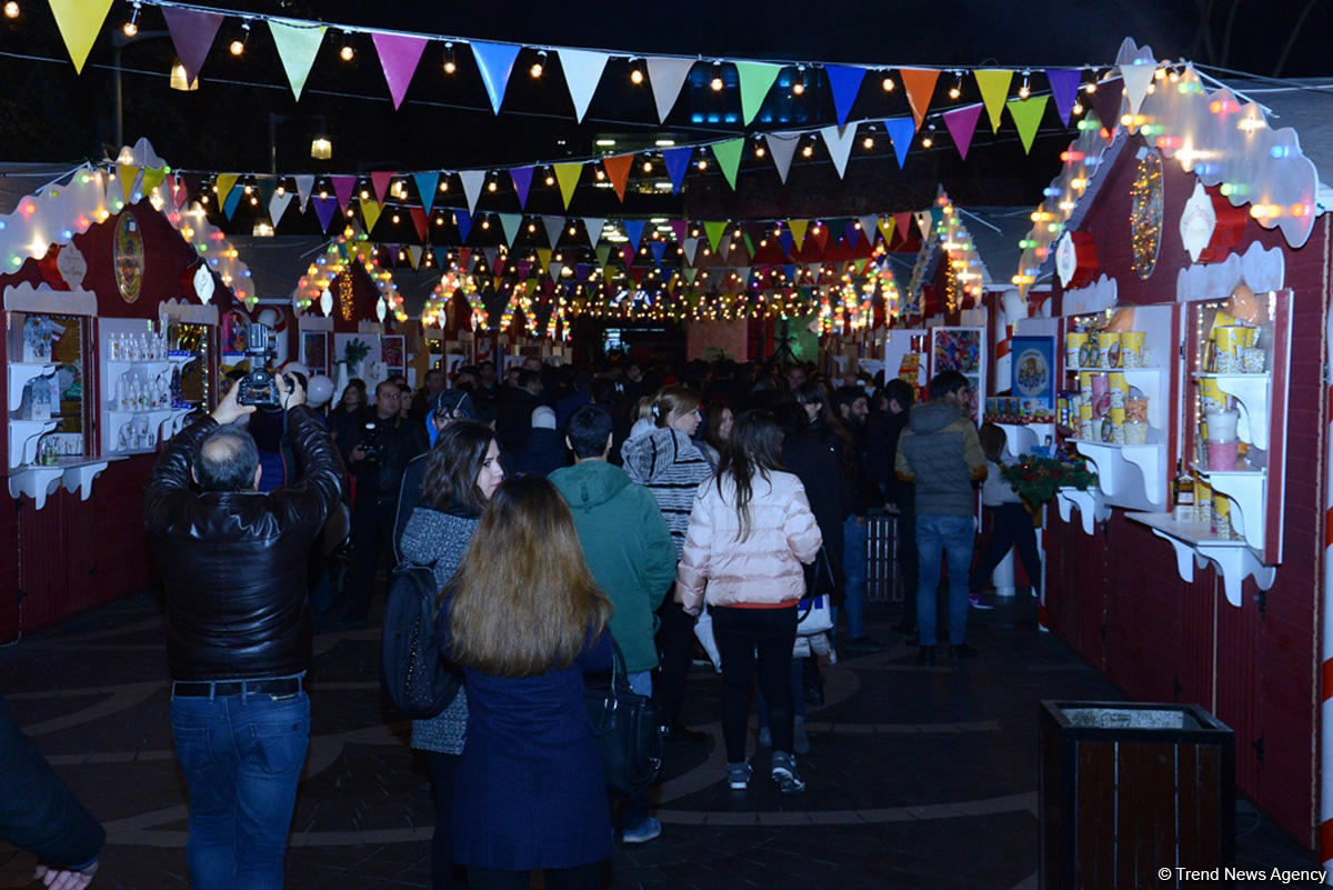 В Баку открылась благотворительная ярмарка "Холодные руки - горячее сердце" (ФОТО)