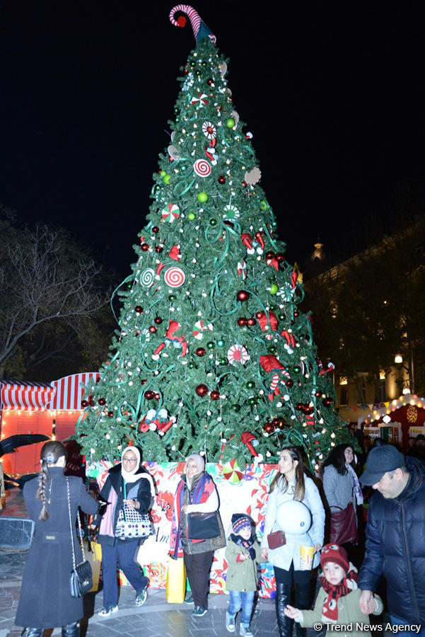В Баку открылась благотворительная ярмарка "Холодные руки - горячее сердце" (ФОТО)