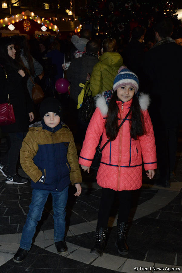 В Баку открылась благотворительная ярмарка "Холодные руки - горячее сердце" (ФОТО)