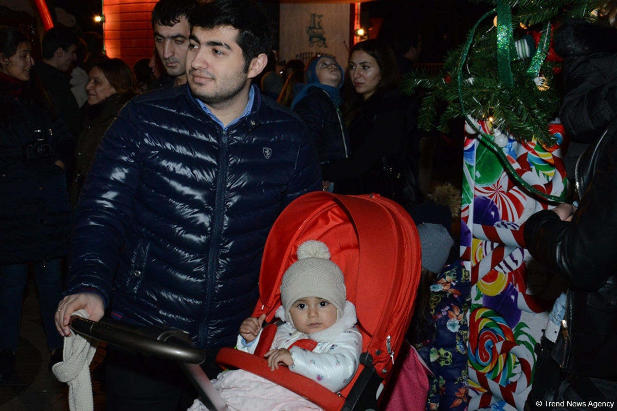 В Баку открылась благотворительная ярмарка "Холодные руки - горячее сердце" (ФОТО)