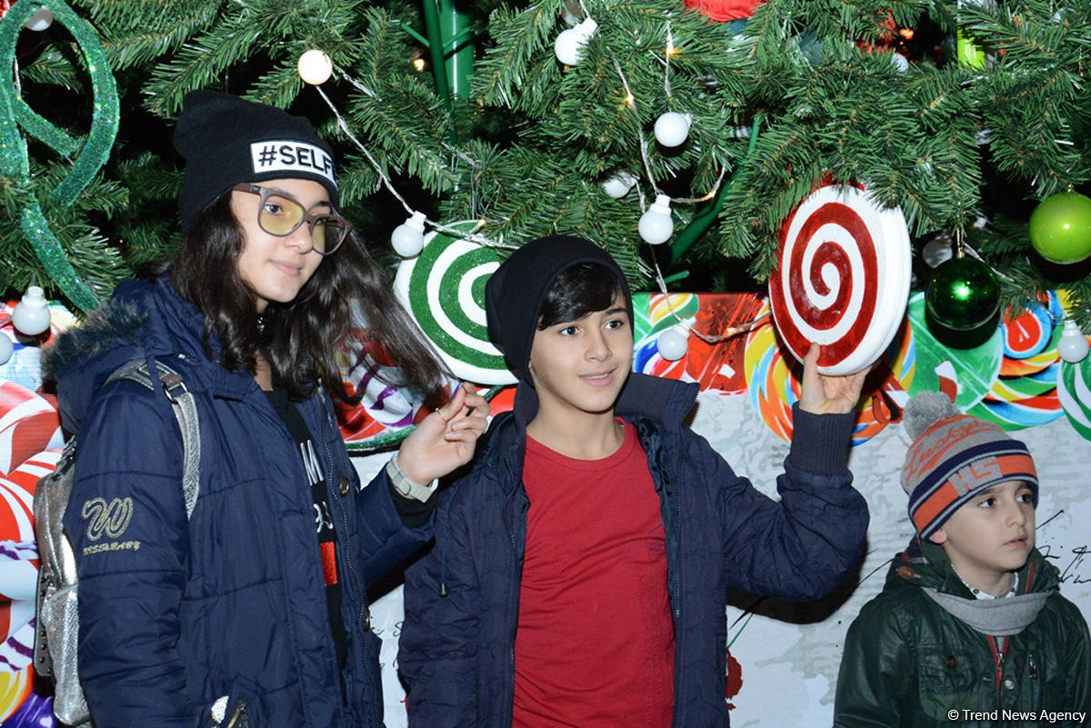 В Баку открылась благотворительная ярмарка "Холодные руки - горячее сердце" (ФОТО)