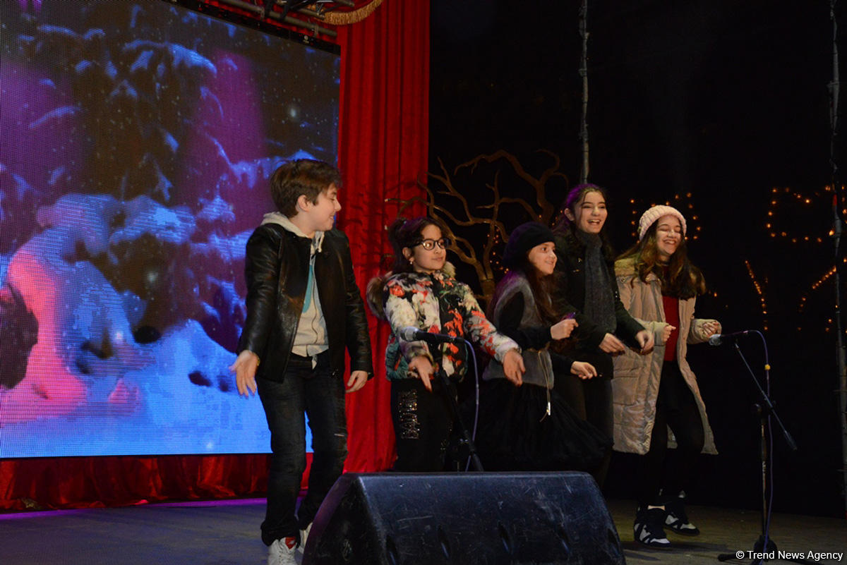 В Баку открылась благотворительная ярмарка "Холодные руки - горячее сердце" (ФОТО)