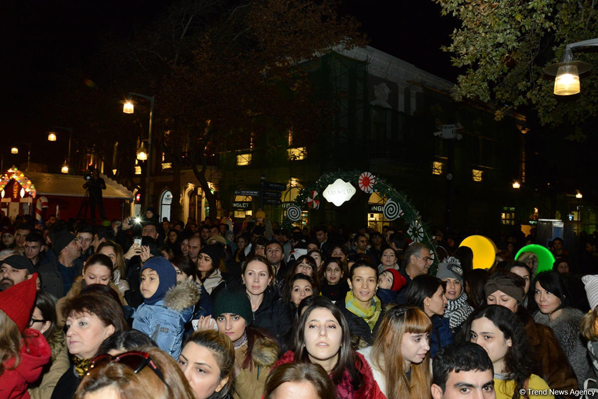 В Баку открылась благотворительная ярмарка "Холодные руки - горячее сердце" (ФОТО)