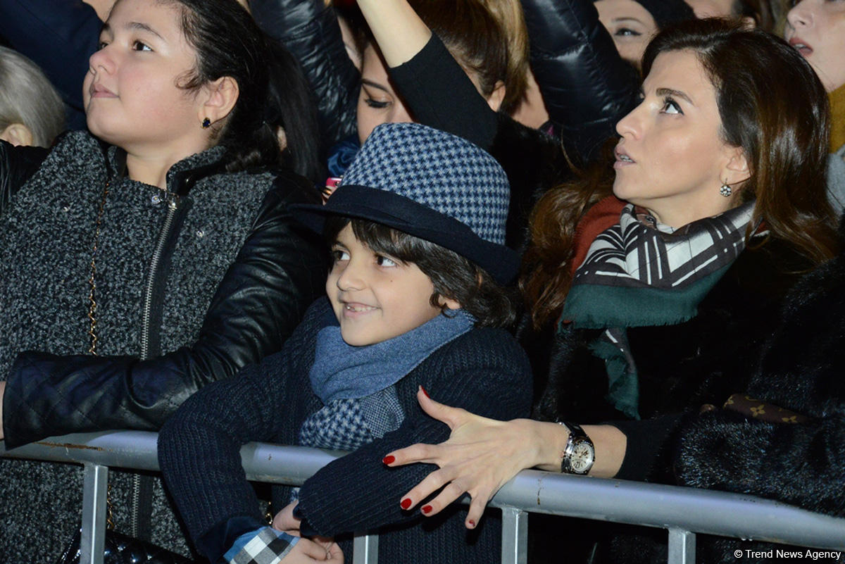 В Баку открылась благотворительная ярмарка "Холодные руки - горячее сердце" (ФОТО)