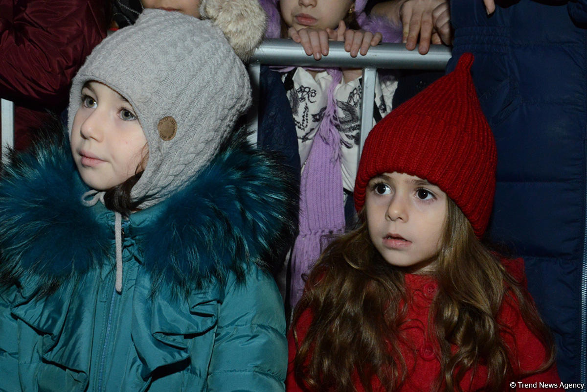 В Баку открылась благотворительная ярмарка "Холодные руки - горячее сердце" (ФОТО)