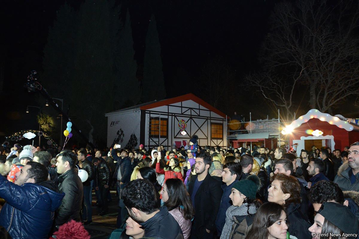 В Баку открылась благотворительная ярмарка "Холодные руки - горячее сердце" (ФОТО)