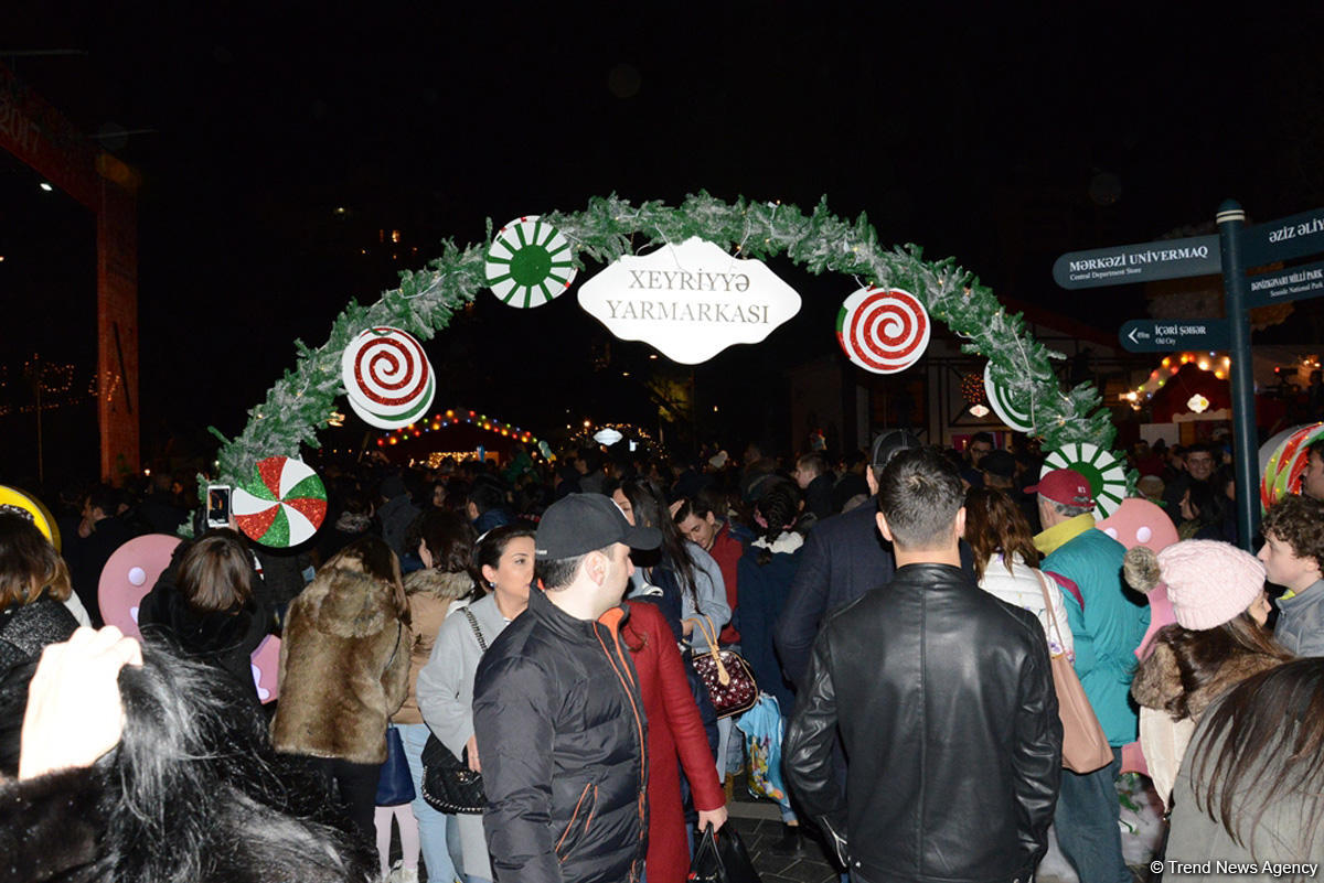 В Баку открылась благотворительная ярмарка "Холодные руки - горячее сердце" (ФОТО)