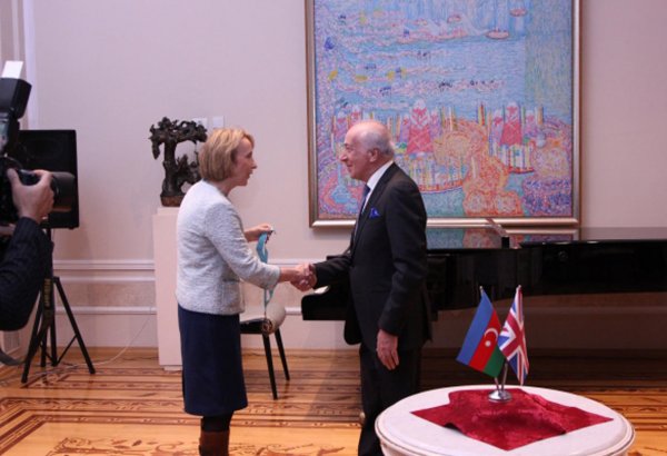 Чингизу Фарзалиеву вручена медаль почетного профессора биографического центра в Кембридже (ФОТО)