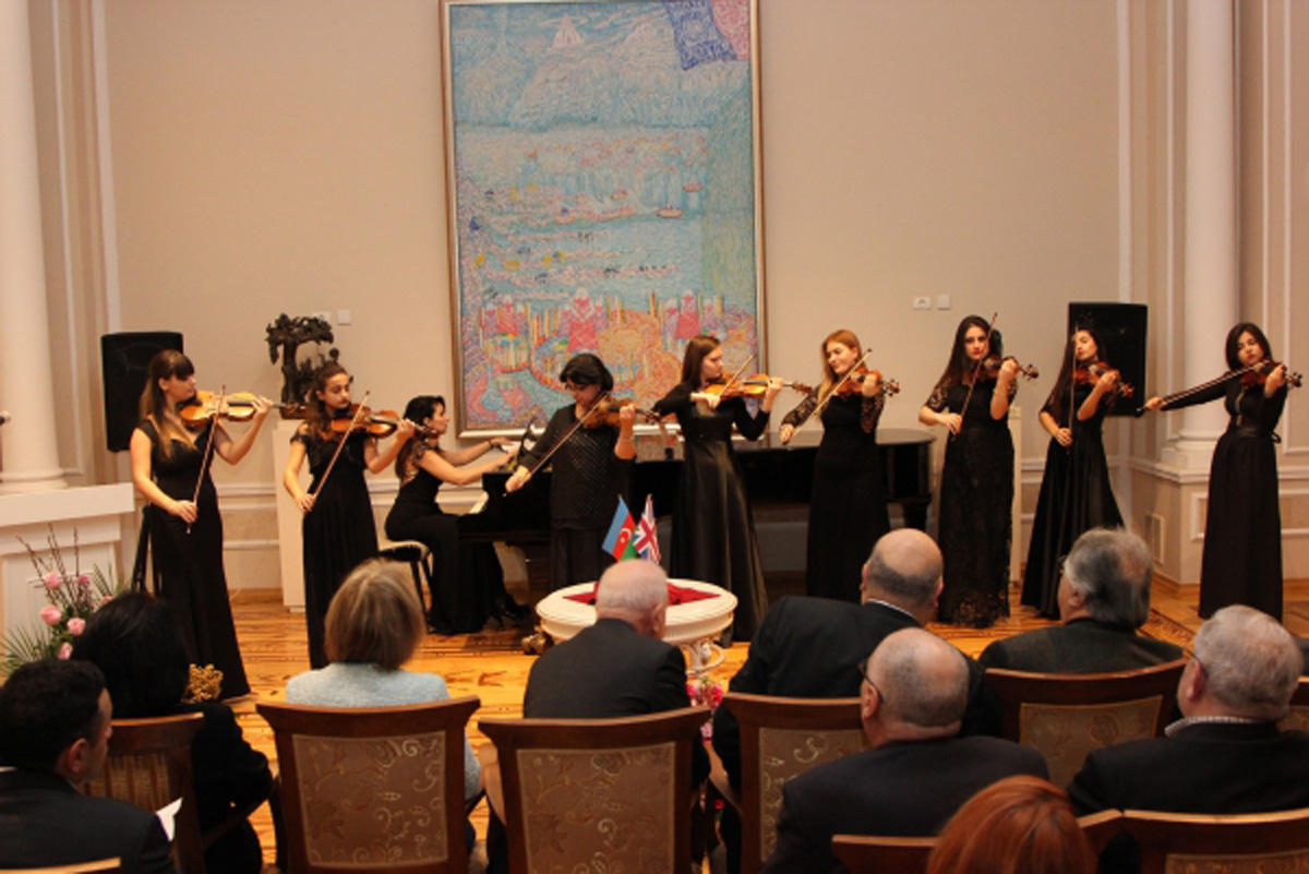 Чингизу Фарзалиеву вручена медаль почетного профессора биографического центра в Кембридже (ФОТО)