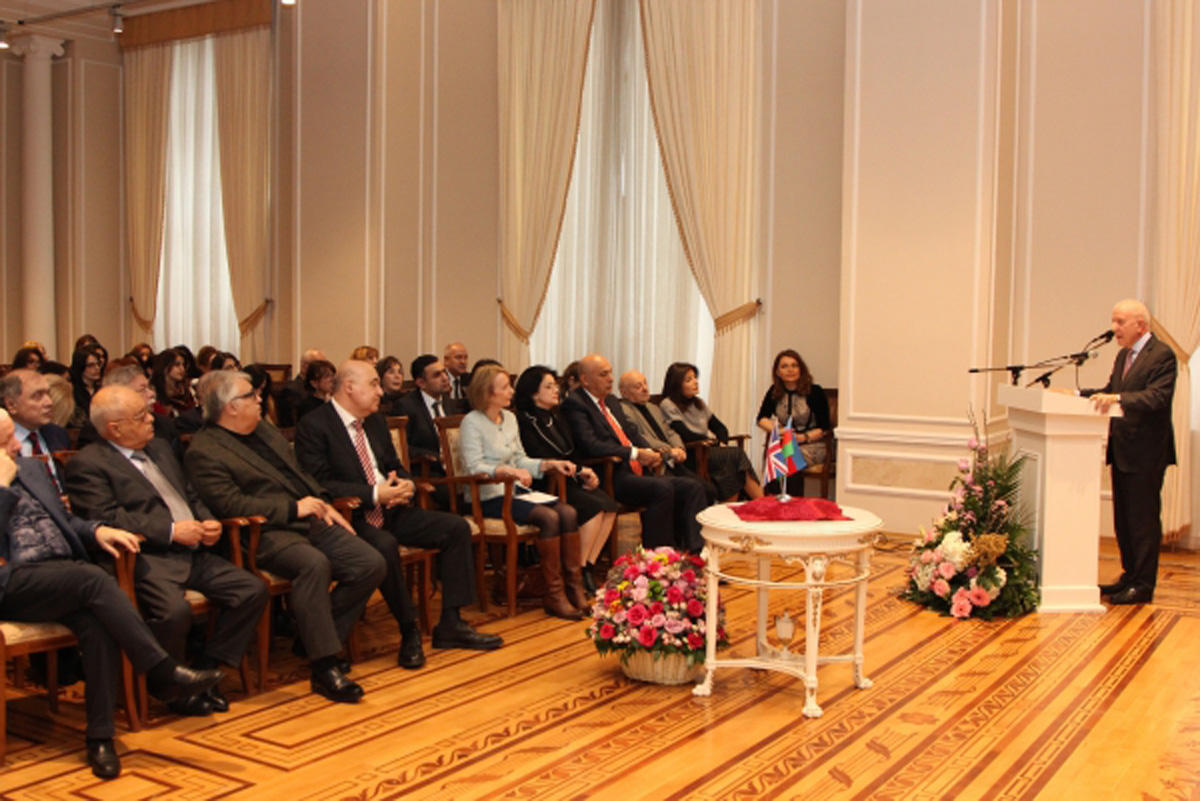 Чингизу Фарзалиеву вручена медаль почетного профессора биографического центра в Кембридже (ФОТО)